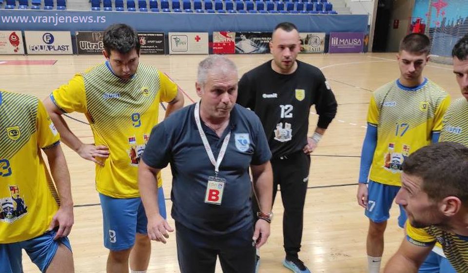 Trener Vranjanaca Saša Radosavljević sa svojim igračima na utakmici u Zrenjaninu. Foto Vranje News