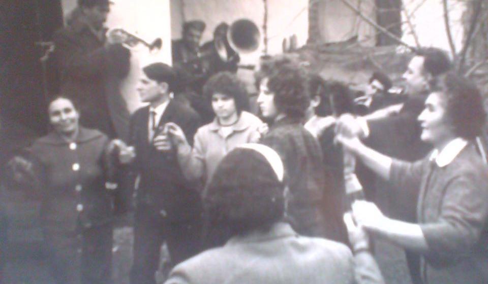 Svadba šezdesetih godina prošlog veka u naselju Tekija u Vranju. Foto Fejsbuk (Marjan Jović)