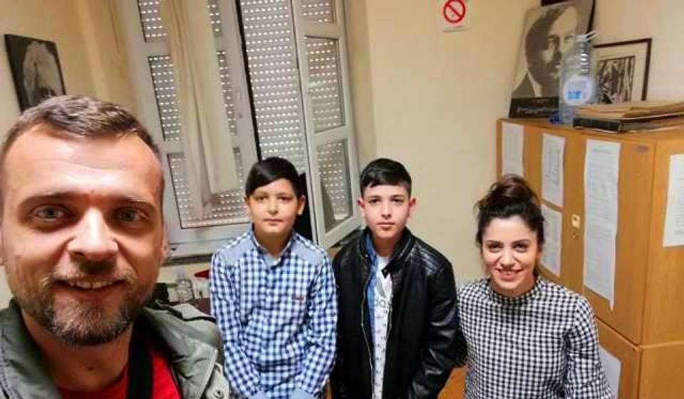 Laureati sa profesorom Vasićem i korepetitorkom Marijom Desković Stanojković. Foto privatna arhiva