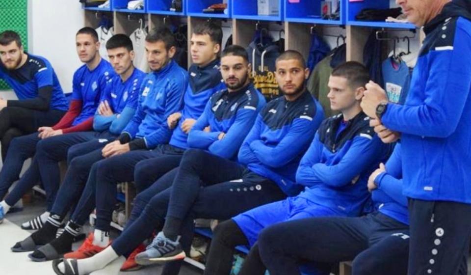 Novi-stari trener Radnika sa svojim pulenima. Foto FK Radnik