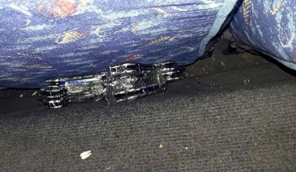 Noževi pronađeni iza zadnjih sedišta autobusa. Foto Uprava carina