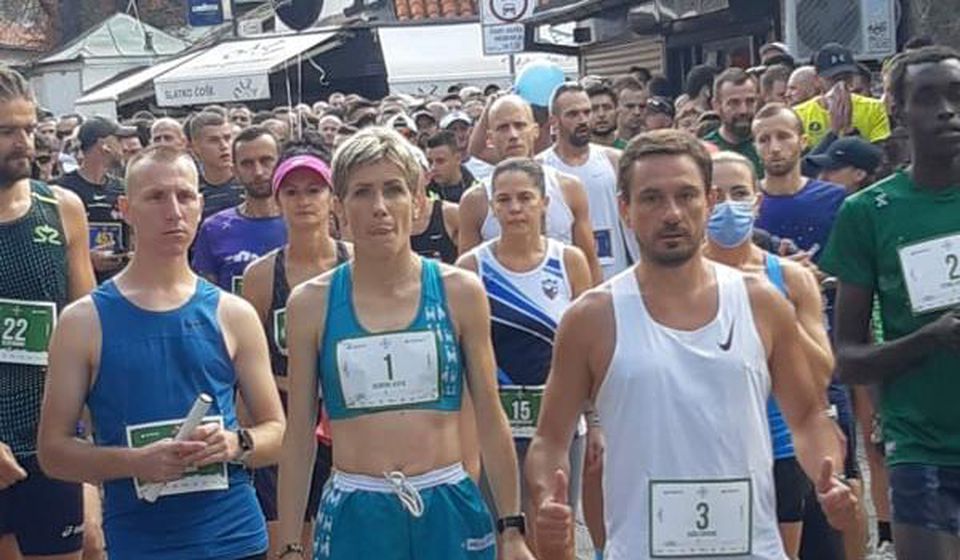 Saša Ćuković u društvu proslavljene maratonke Olivere Jevtić n apolumaratonu u Sarajevu. Foto AK Vanjski maratonci