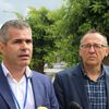 Na jednom biračkom mestu glasač izneo glasački listić, bilo i pokušaja fotografisanja: Dušan Aritonović i Stojan Ilić. Foto Vranje News
