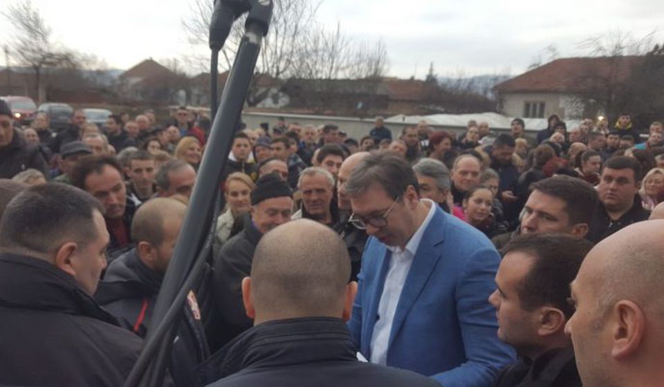 Vučiću u Levosoju recitovali pesme. Foto Bujanovačke