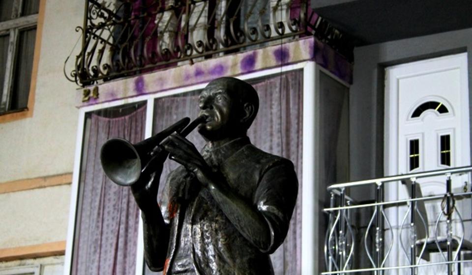 Bina bila postavljena uz Bakijin spomenik. Foto VranjeNews