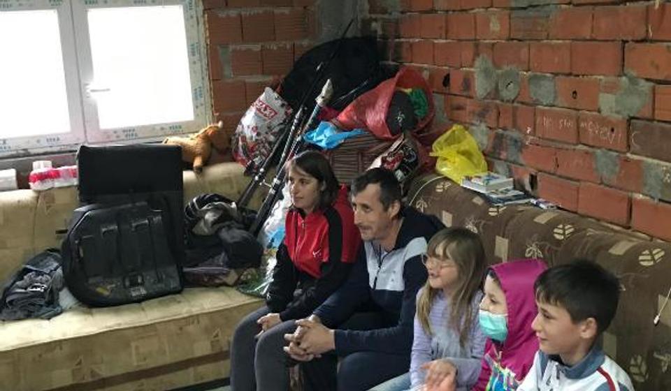 U kući Stojmenovića duva sa svih strana. Foto Srbi za Srbe