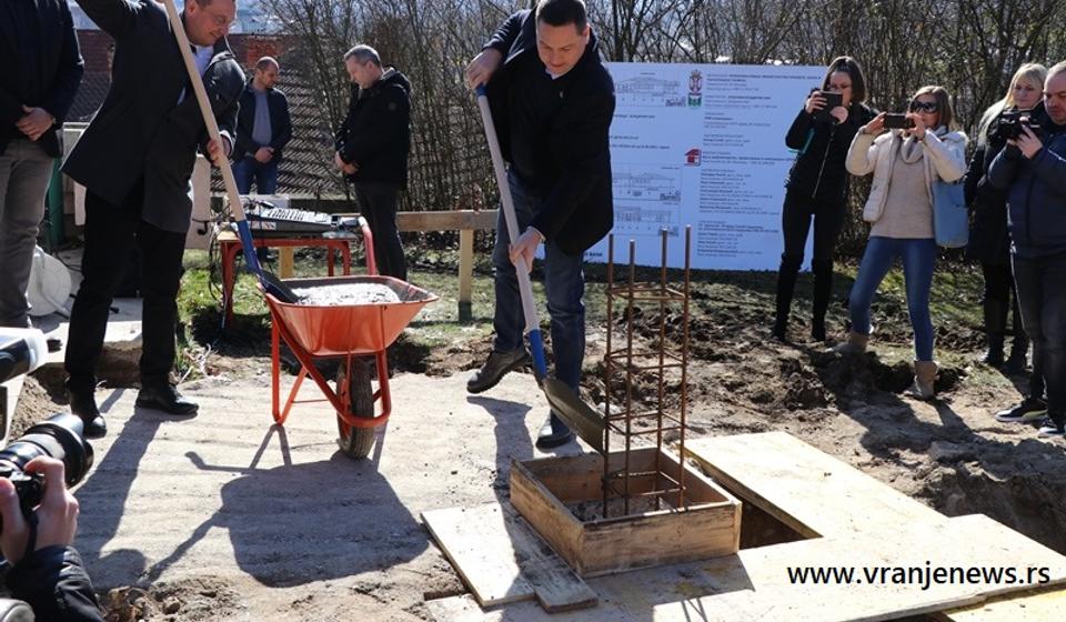 Kamen temeljac Ružić položio sa predsednikom hanske opštine Goranom Mladenovićem. Foto Vranje News
