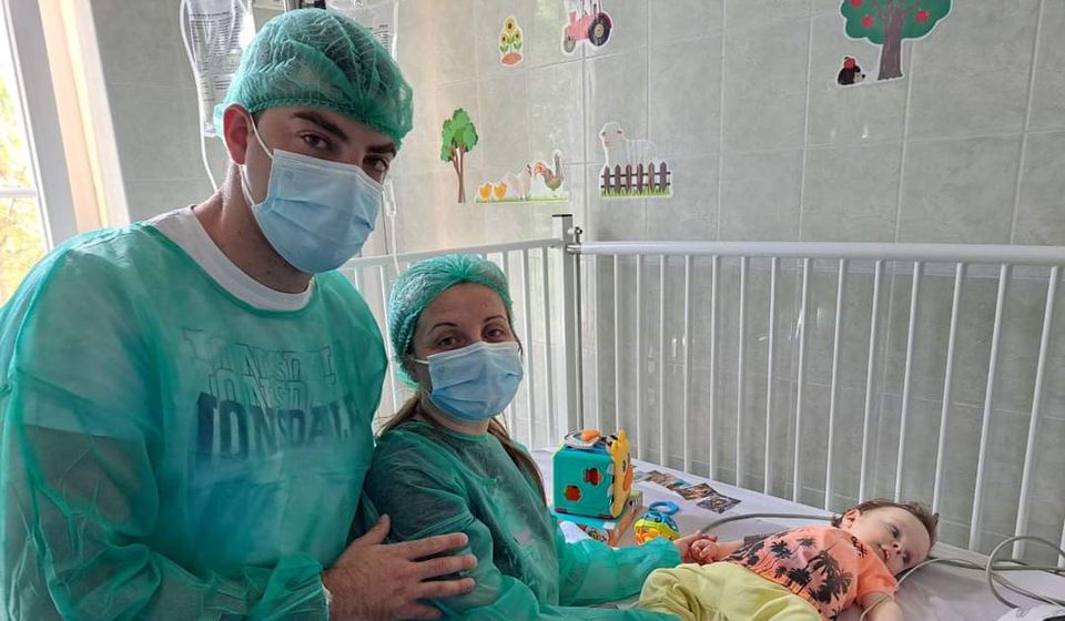 Vukan sa roditeljima na klinici u Budimpešti. Foto izvor Fejsbuk profil Miloša Stoiljkovića