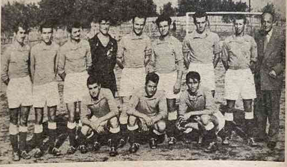 Aca Fis je kao trener preuzeo Dinamo 1958.  godine, kada je igrao u Vranjskom podsavezu. Sa desne strane su legende Dinama, Aca Fis i igrač Gradimir Grade Vučković. Foto arhiva T.R.S.