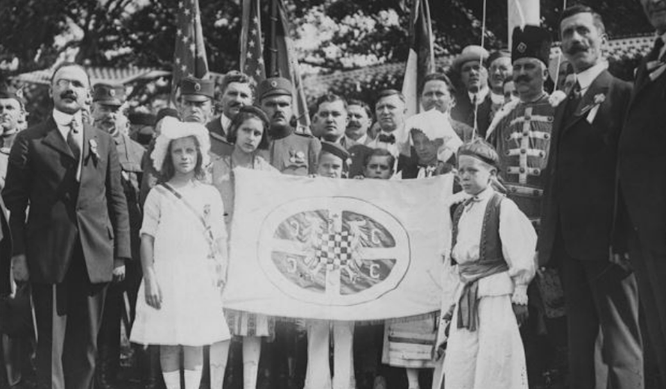 Razvijanje jugoslovenske zastave u Vašingtonu 4. juli1918. Desno, Ljubomir Mihailović, srpski poslanik, levo, Bogumil Vošnjak. Foto arhiva T.S.