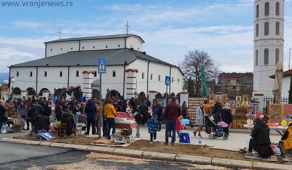 Deo današnje atmosfere ispred i u porti Hrama Svete Trojice u Vranju. Foto Vranje News