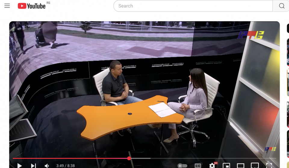 Nije bilo lako obezbediti politanke i bananke: gost, domaćin i čuveni astal RTV doo-a u obliku ključa za bicikl. Foto YouTube (printscreen stranice zvaničnog kanala RTV doo)