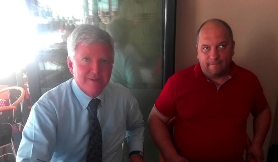 Petrušević sa ambasadorom Skatom u jednom od lokalnih restorana. Foto Fejsbuk profil Ivice Petruševića