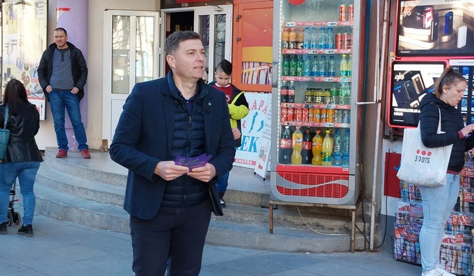 Nebojša Zelenović deli program koalicije građanima. Foto Vranje News
