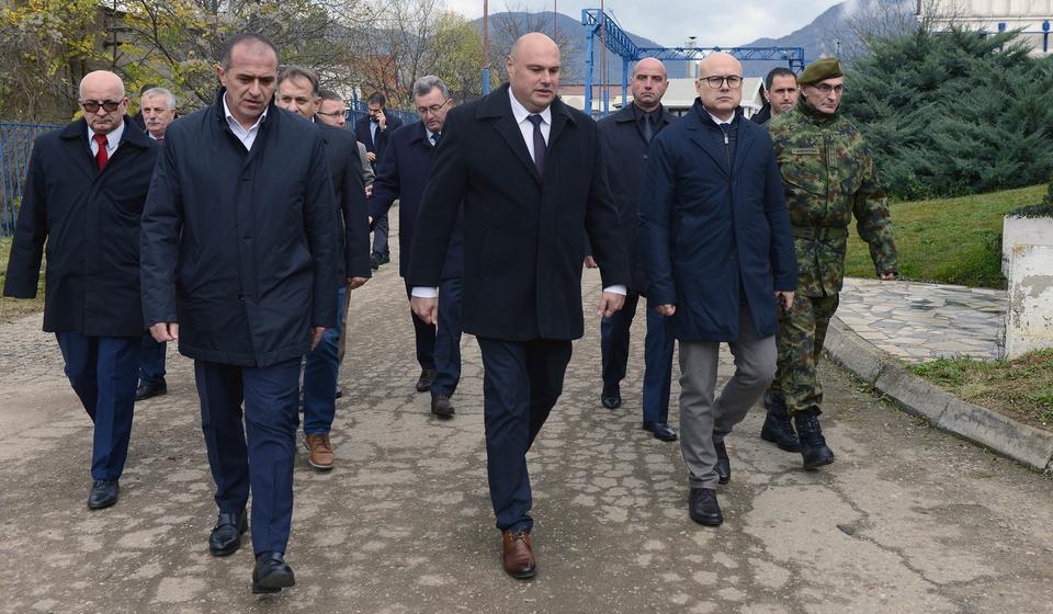 Vučević sa političkim funkcionerima i rukovodstvom Jumka. Foto MOD