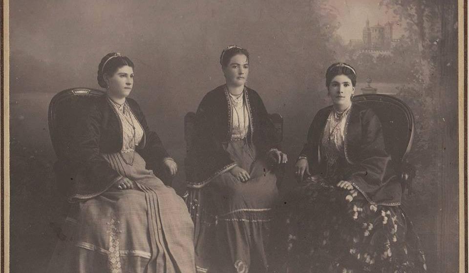 Vranjanke u gradskoj nošnji (oko 1913. god). Foto Staro Vranje (FB)
