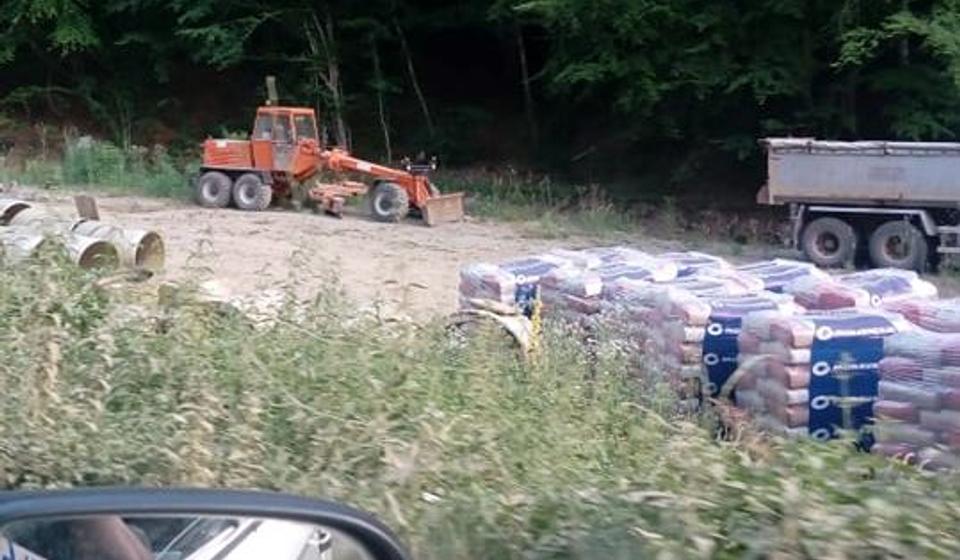 Tu su i cement i mehanizacija. Foto lična arhiva