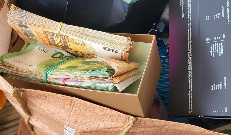 Ukupna vrednost zaplenjenog novca, smaragda i automobila oko 840.000 evra. Foto UC