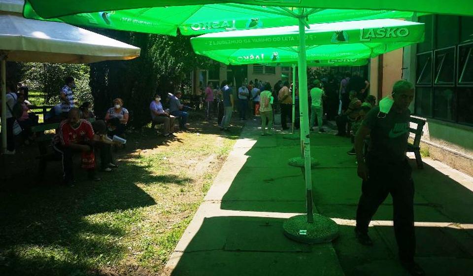 Gužve ispred ATD-a tokom pandemije. Foto Fejsbuk