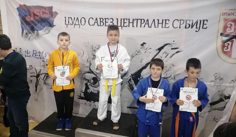 Vranjanci Nikola Ivanović i Novak Đorđević prvi i drugi u kategoriji starijih poletaraca. Foto Džudo klub Vranje