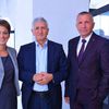 Bivši predsednik Riza Halimi (u sredini) i sadašnji Šaip Kamberi posle izborne skupštine PDD. Foto Enes Jusufi