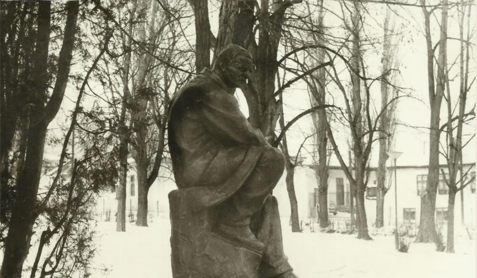 Prva fotografija spomenika Borisavu Stankoviću nastala je dva dana pre svečanog otkrivanja: spomenik je u nivou tla, bez uzvišenja. Izvor Foto sekcija Vranjske gimnazije