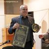 Pantić sa Borinom nagradom koju mu je uručio Miroslav Cera Mihailović, urednik Književne zajednice Borisav Stanković. Foto Vranje News