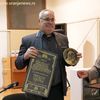 Pantić sa Borinom nagradom koju mu je uručio Miroslav Cera Mihailović, urednik Književne zajednice Borisav Stanković. Foto Vranje News