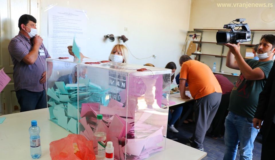 Sa jednog birališta u Vranju. Foto Vranje News
