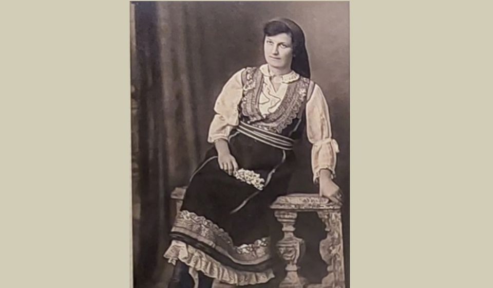 Žena u Vlasinskoj nošnji (sredina 20. veka). Fotografija je vlasništvo Narodnog muzeja u Vranju