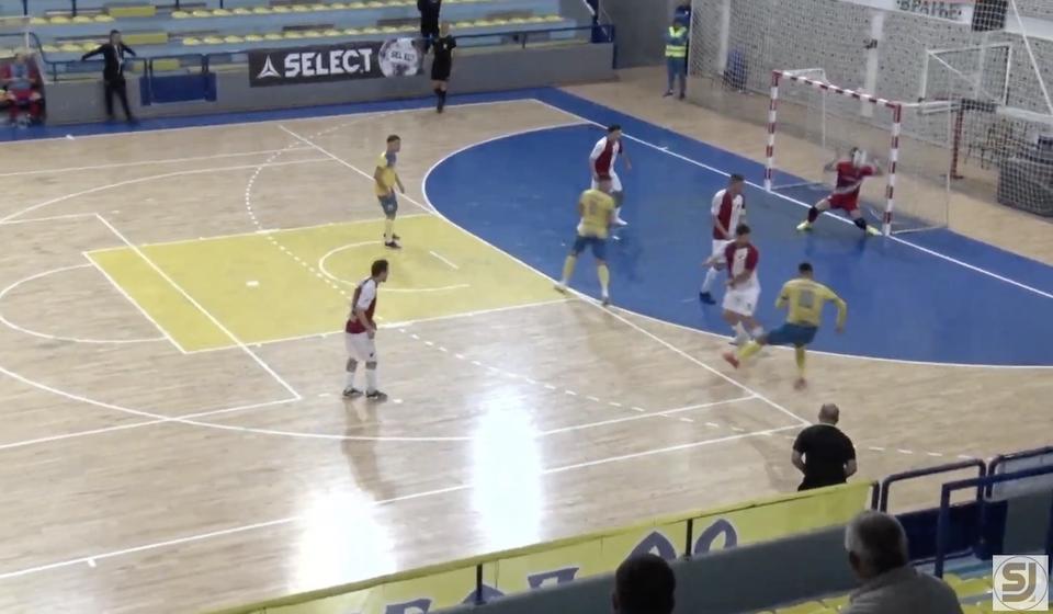 Janjić u momentu postizanja vodećeg gola za KMF Vranje. Foto printscreen YouTube (kanal Sport jug)