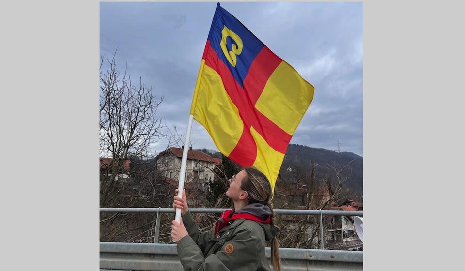 Studentkinja Emilija sa zastavom grada Vranja. Foto lično vlasništvo E.M.