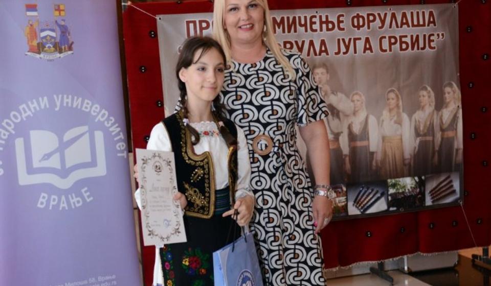 Gordana Dimitrijević sa Anikom Nikić (pobednicom u kategoriji 12 - 16 godina). Foto 