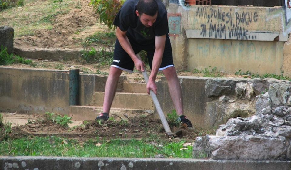 Onda su čuvari Ćoške zasukali rukave. Foto VranjeNews