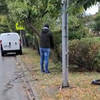 Radnik iz javnog sektora skuplja posečene kablove Jotela. Foto K.J.