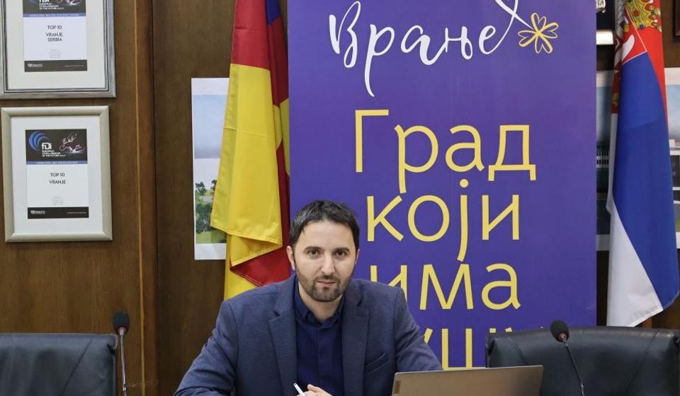 Bojan Kostić, gradski većnik za budžet i finansije, u današnjem susretu s novinarima. Foto vranje.org.rs