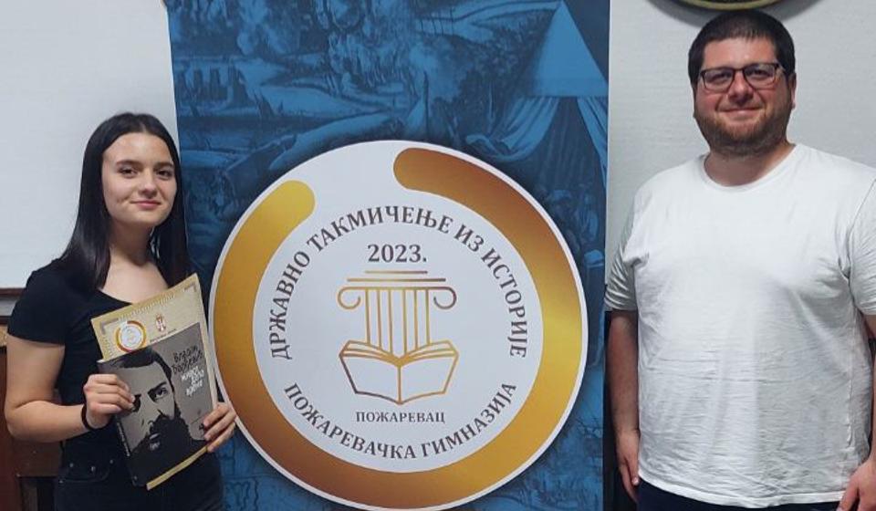 Teodora sa svojim mentorom. Foto Gimnazija Bora Stanković