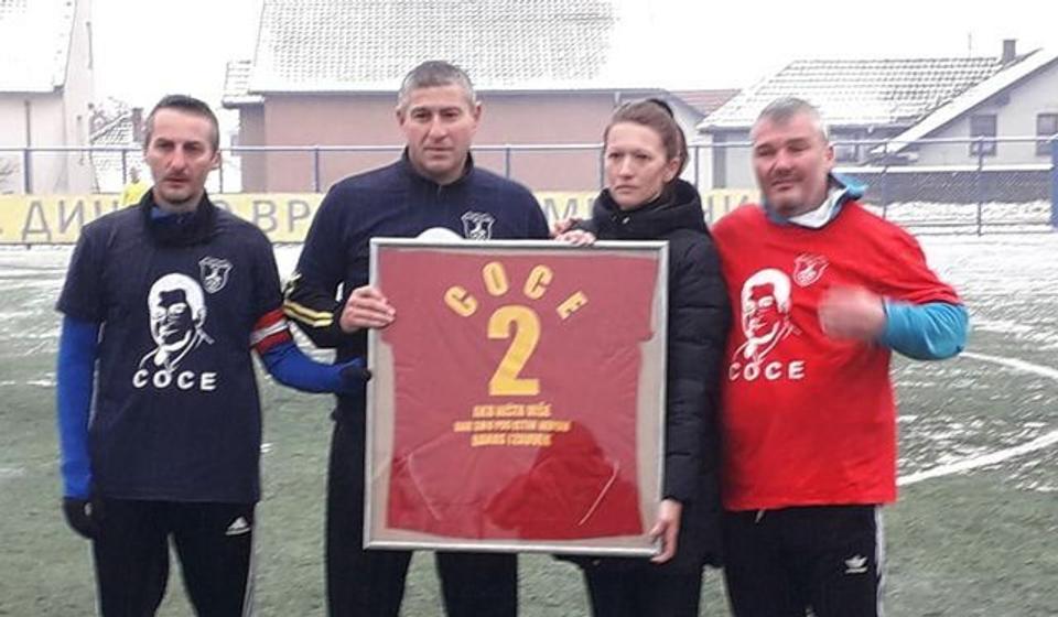 Supruzi uručen Cocetov dres. Foto lična arhiva J. Ristića