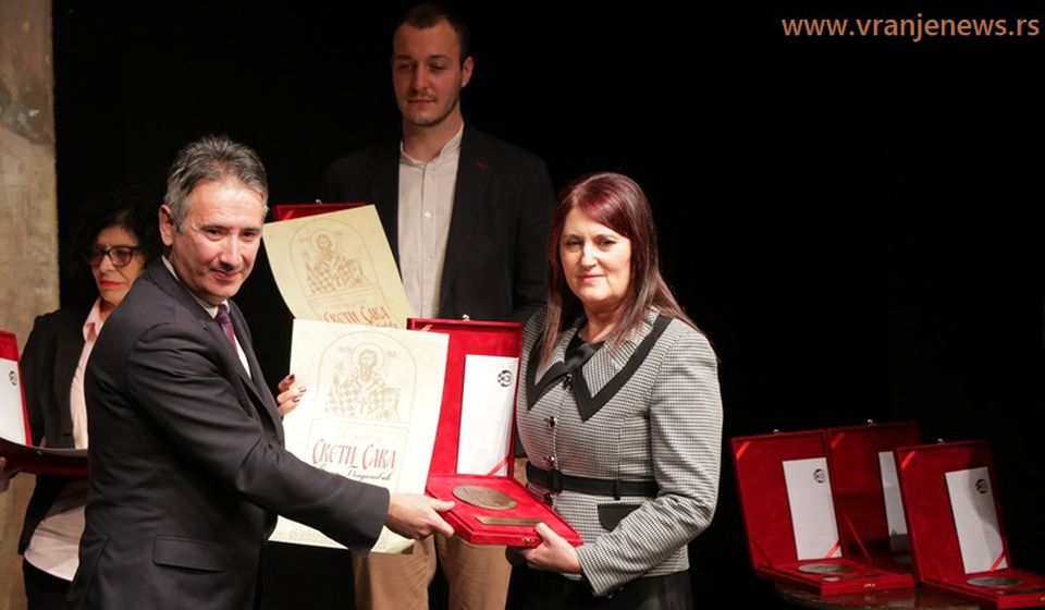 Vesni Bogdanović priznanje za profesorski rad u srednjoškolskom obrazovanju. Foto Vranje News