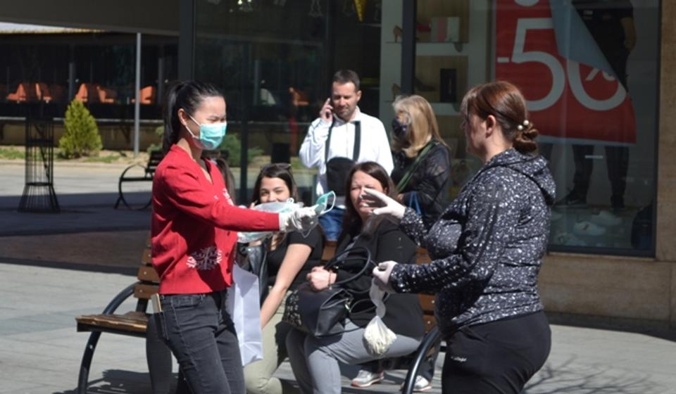 Kon tvrdi da maske više nisu potrebne na otvorenom. Foto G. Mitić
