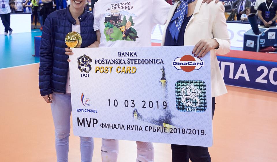 Jelena Stanimirović sa nagradom namenjenom MVP-u finala Kupa. Foto OS Srbije