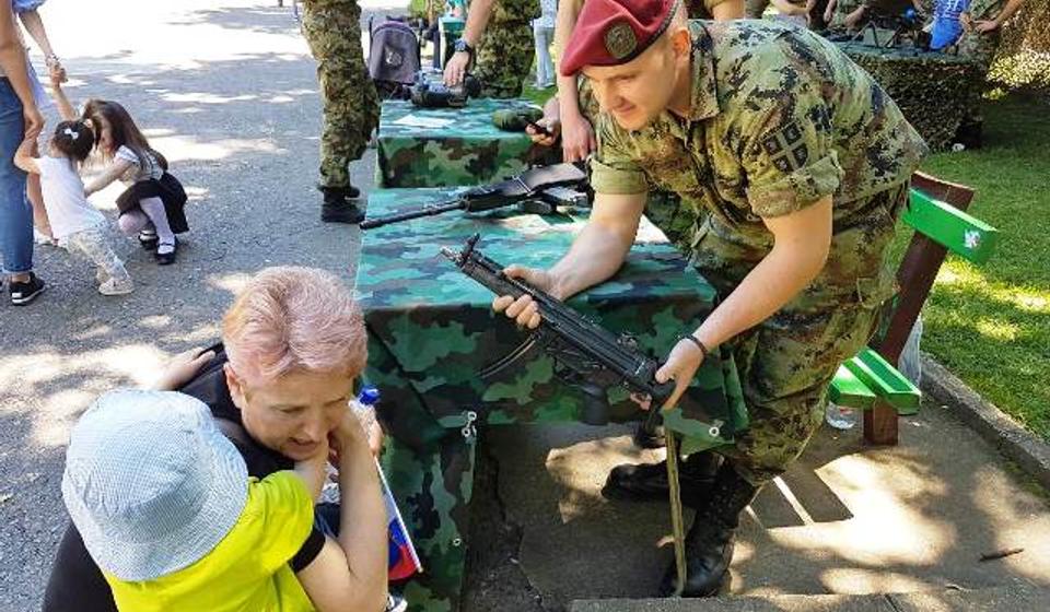 Slične akcije za mališane Vojska organizuje i na drugim lokacijama: prizor sa Dečjeg festivala. Foto VranjeNews