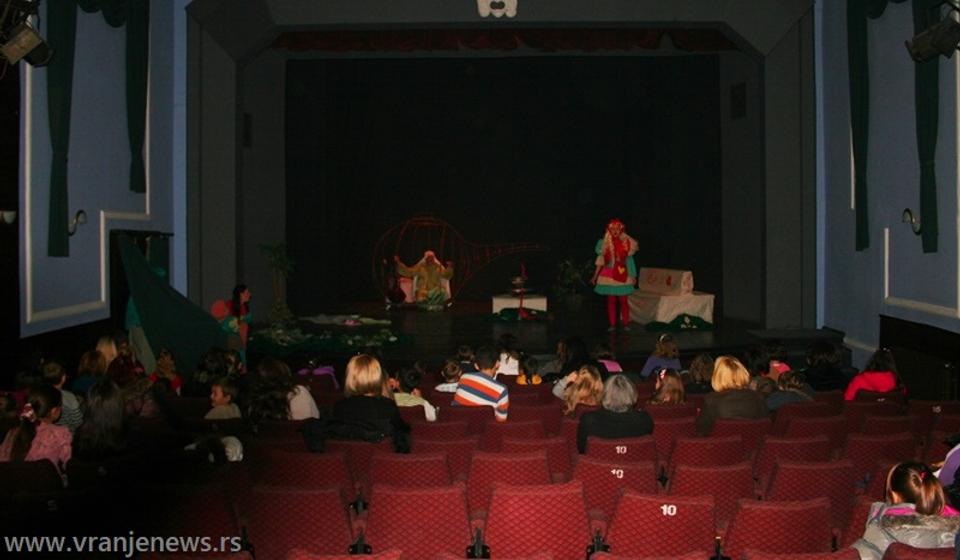 Opet će krasiti frontalni portal iznad bine: pozorišna maska boga Janusa fotografisana 2011. godine, neposredno pre požara. Foto Vranje News