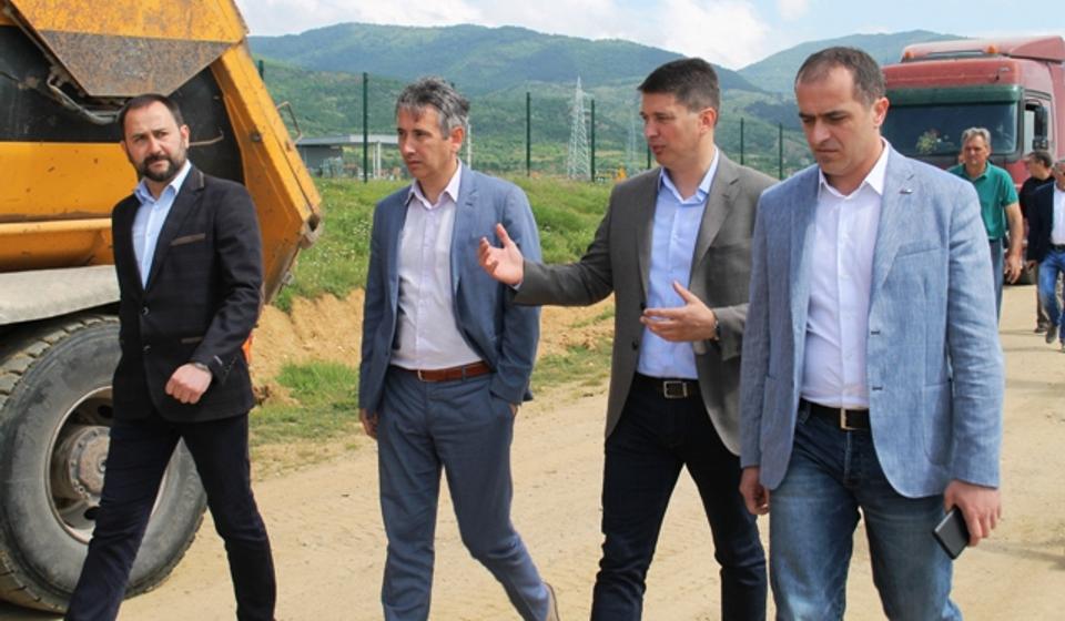 Najviši rukovodioci Grada i SNS-a sa državnim sekretarom Stevanovićem. Foto VranjeNews