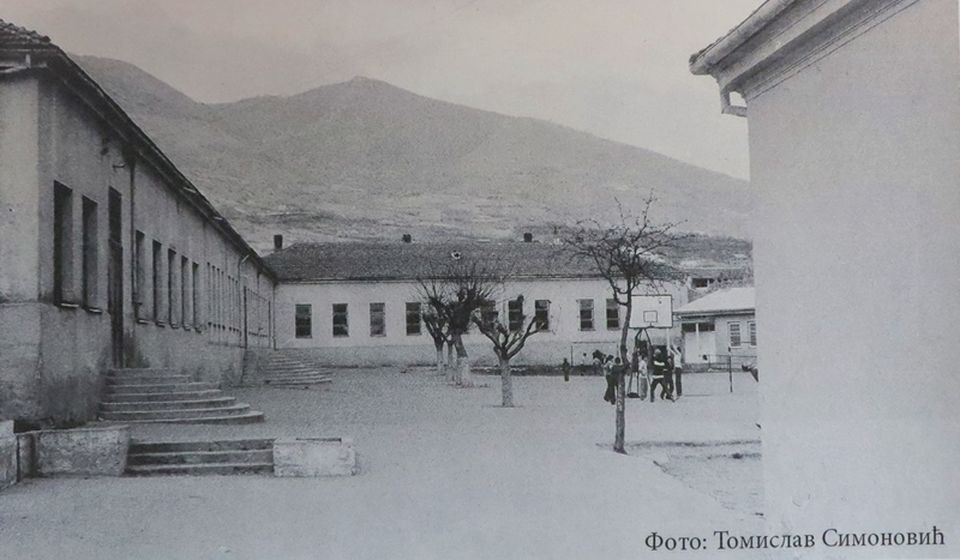 Stara zgrada OŠ Vuk Karadžić slikana 1978. Foto Tomislav R. Simonović