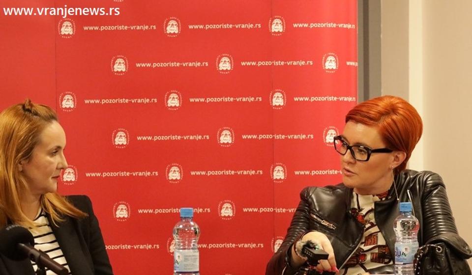 Glumica Jelena Mihajlović (levo) i moderatorka razgovora Jelena Perić. Foto Vranje News