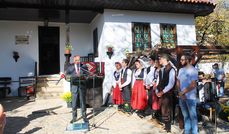 Ministrovo obraćanje ispred Muzej kuće Bore Stankovića. Foto VranjeNews