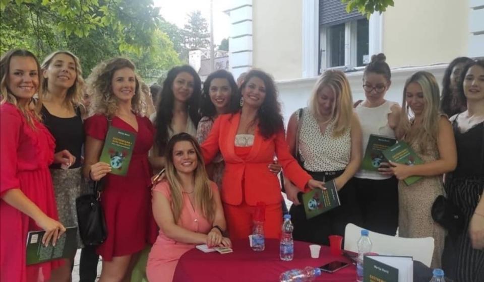 Marija sa kolegama i studentima. Foto Žuto cveće