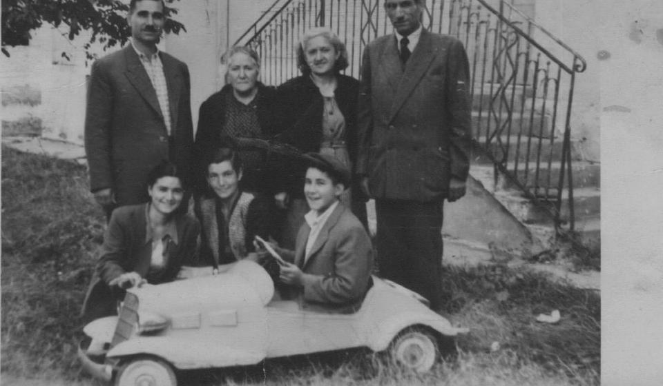 Desno stoji Antanas Tasa Pešić, u sredini dole čuči sestra Ljubomira Pešića (Ljube Mlinara), Nada Pešić Đorđević, udata u Smederevu. Foto arhiva B.M.