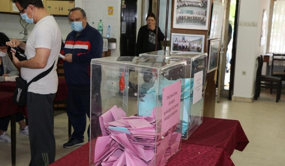 Glasanje na biračkom mestu broj 31. u naselju Češalj. Foto Vranje News